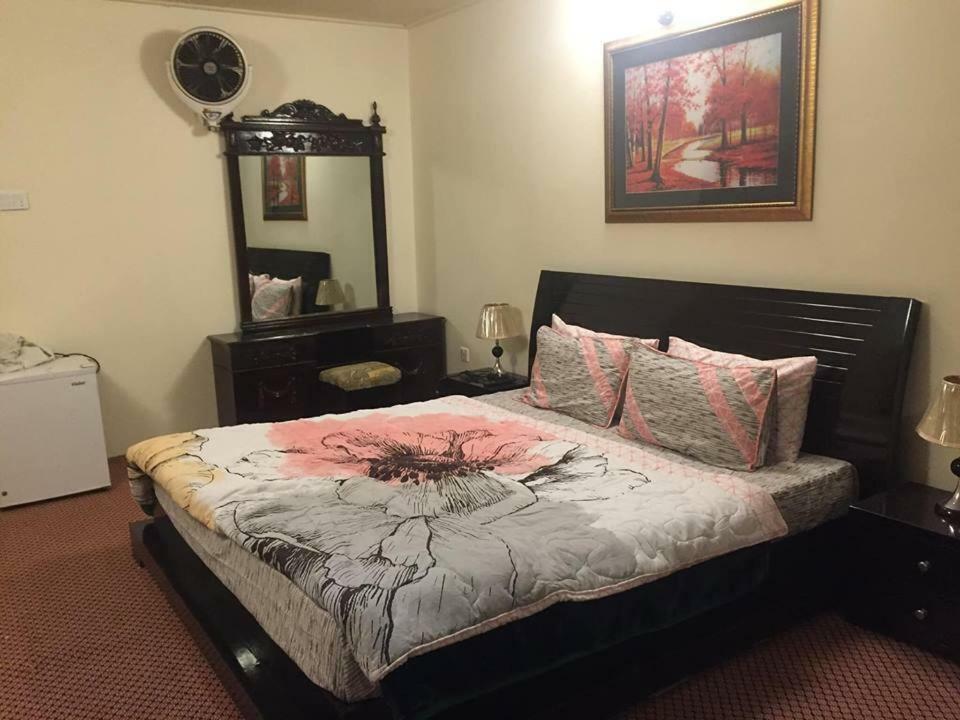 Embassy Villa Suites Karimabad  エクステリア 写真